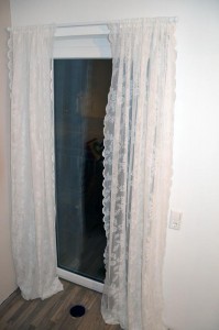 Die weißen Schlafzimmer-Gardinen an weißer Gardinenstange