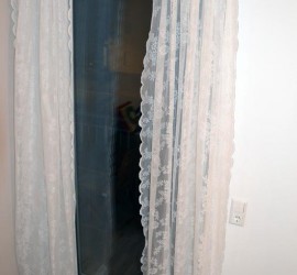 Die weißen Schlafzimmer-Gardinen an weißer Gardinenstange