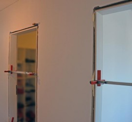 Türen OG-Flur in Trocknungsphase mit Türspreizern