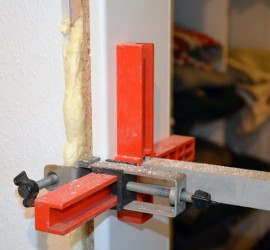 Türmontage in Ankleide, Türfutterstrebe