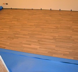 Ca. 70% des Laminats verlegt, bisher ohne Zuschnitthindernisse