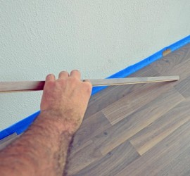 Einsetzen des Zuschnitts für Laminatreihenabschluss