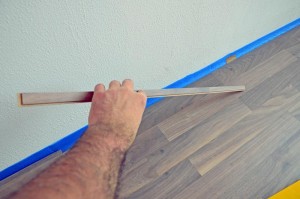 Einsetzen des Zuschnitts für Laminatreihenabschluss