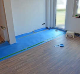 Ecken von Fallrohr und Französischer Balkontür