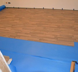 Gut die Hälfte des Laminats verlegt