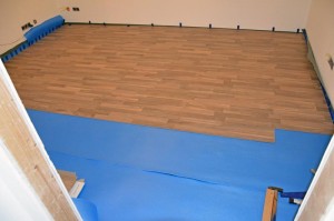 Gut die Hälfte des Laminats verlegt