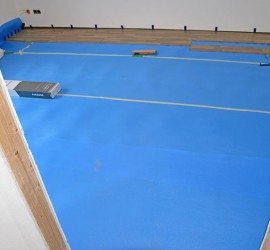 Die ersten verlegten Laminat-Reihen