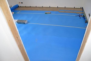 Die ersten verlegten Laminat-Reihen