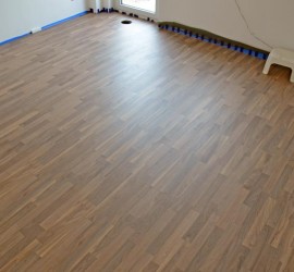 Der komplette Laminatboden, Sichtrichtung Fenster