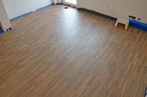 Der komplette Laminatboden, Sichtrichtung Fenster