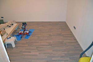 Befestigte Sockelleisten mit Hilfe der Gehrungssäge