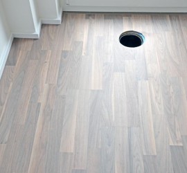 Sockelleisten an den Ecken und Abschlussleiste hinter Lüftungsauslass