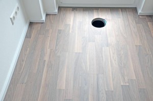 Sockelleisten an den Ecken und Abschlussleiste hinter Lüftungsauslass