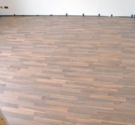 Das fertig verlegte Laminat von der Tür aus gesehen