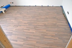 Das fertig verlegte Laminat von der Tür aus gesehen