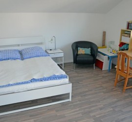 Das fertige Gästezimmer von der Tür aus gesehen