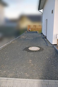 Ausgangslage: Die geschotterte Einfahrt vorm Pflastern