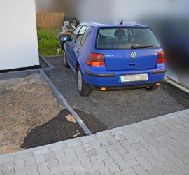 Der Stellplatz noch mit verjüngender Fläche und Behelfsecke