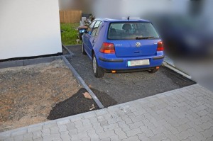 Der Stellplatz noch mit verjüngender Fläche und Behelfsecke