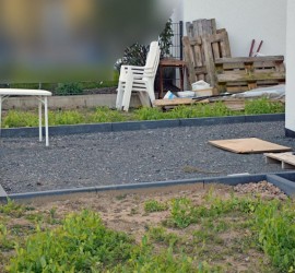 Die geschotterte Terrasse vorm Pflastern