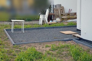 Die geschotterte Terrasse vorm Pflastern
