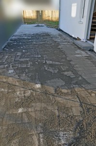 Die Einfahrt mit teilweise eingekehrtem Feinsplitt