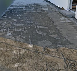 Die Einfahrt mit teilweise eingekehrtem Feinsplitt