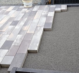 Einfahrt bis zur Haustür gepflastert