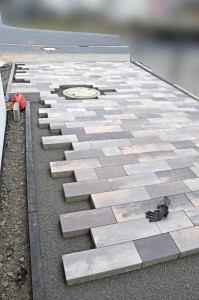 Einfahrt fast bis zur Haustür gepflastert