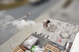 Zuschneiden der Einfahrt-Steine mit Steinstaubwolke