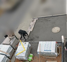 Einfahrt mit ersten gepflasterten Reihen