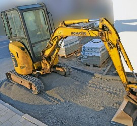 Stellplatz mit Bagger auf Splitt