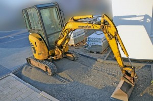 Stellplatz mit Bagger auf Splitt 