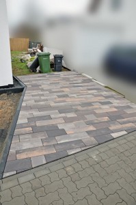 Der gepflasterte Stellplatz mit nassen Pflastersteinen