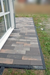 Der seitliche Teil der Terrasse