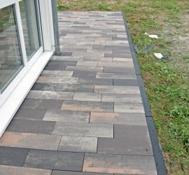 Der seitliche Teil der Terrasse