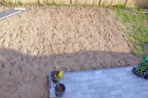 Garten mit gesäter Bauerngarten-Mischung Balkonsicht, rechts unbearbeiteter Streifen