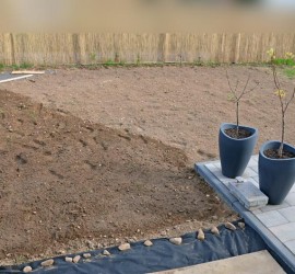 Garten gejätet, gesät, gewässert, Diagonale mit Terrassenecke