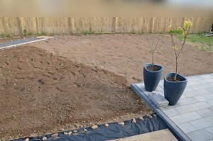 Garten gejätet, gesät, gewässert, Diagonale mit Terrassenecke