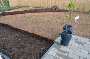 Terrassenblick auf Gartenwege mit Weidenbegrenzung