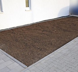 Die im Vorgarten verteilte und planierte Muttererde