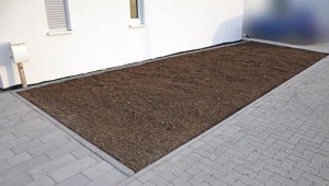 Die im Vorgarten verteilte und planierte Muttererde