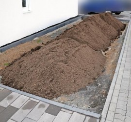 Lieferung Muttererde im Vorgarten