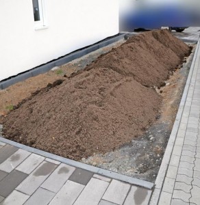 Lieferung Muttererde im Vorgarten