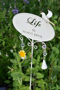 Deko "Life is beautiful" mit gelber Blüte