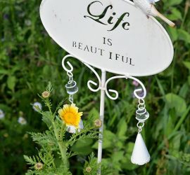 Deko "Life is beutiful" mit gelber Blüte
