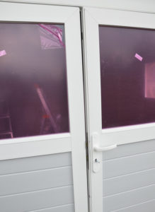 Gartenhaustür mit Spalt (und violetter Schutzfolie)