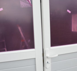 Gartenhaustür mit Spalt (und violetter Schutzfolie)