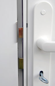 Schloss und Verriegelung der Gartenhaustür griffen ins Leere