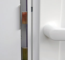 Schloss und Verriegelung der Gartenhaustür griffen ins Leere